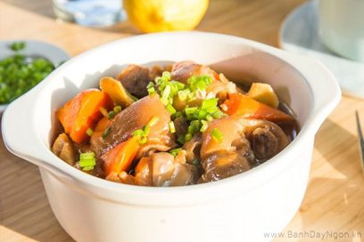 Ch&acirc;n Gi&ograve; Hầm Hạt Dẻ