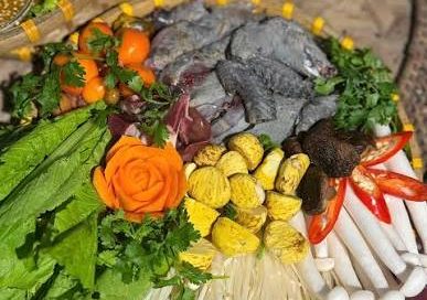 Lẩu Gà Đen H'Mông Nấm Rừng